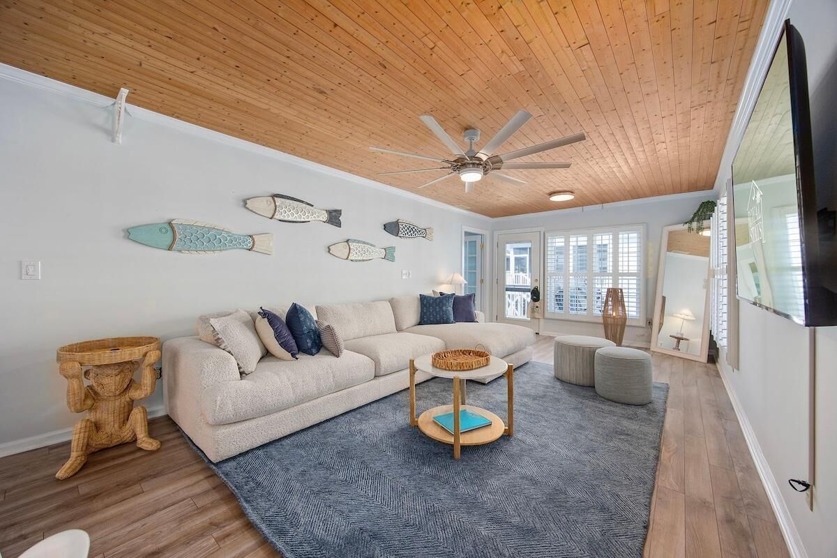 House, Multiple Beds (Grove Cove - 1'5 Blocks from Beach- D) | Living area