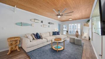 House, Multiple Beds (Grove Cove - 1'5 Blocks from Beach- D) | Living area
