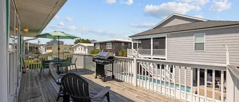 Talo, useita sänkyjä (Grove Cove - 1'5 Blocks from Beach- D) | Ulkoruokailutilat