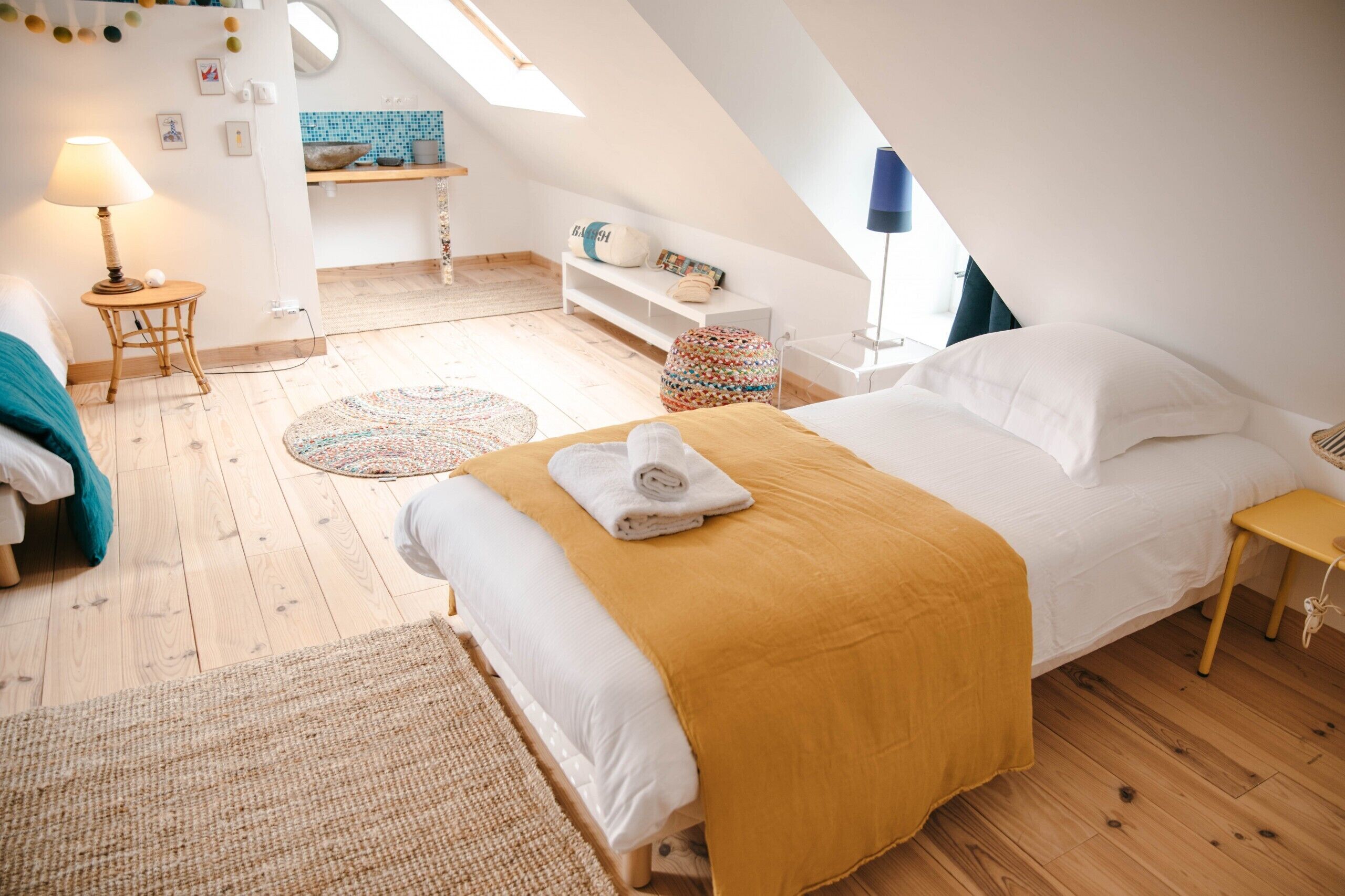 Iron/ironing board, bed sheets