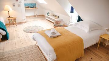 Iron/ironing board, bed sheets