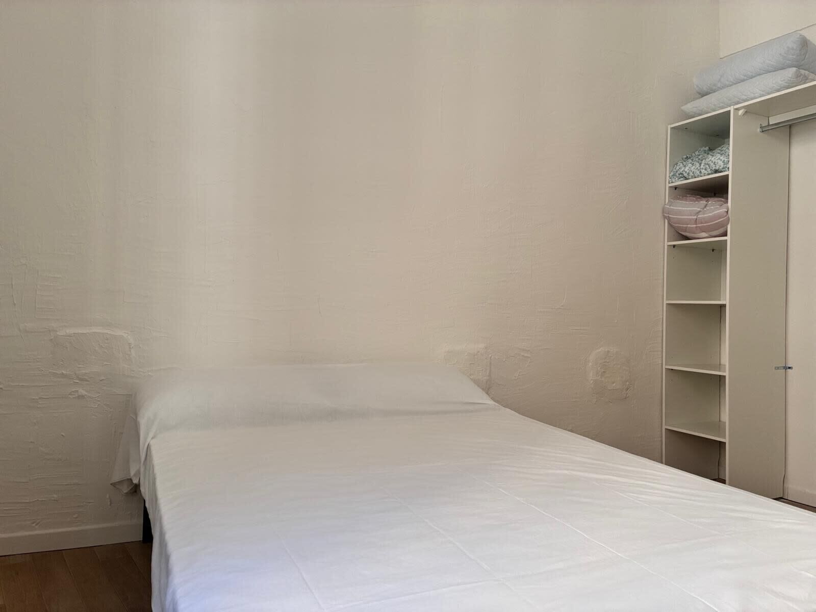 1 bedroom, bed sheets