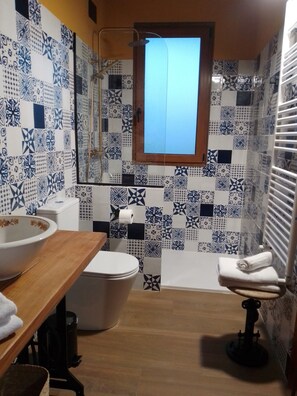 Shower, hair dryer, towels, soap - Vrbo Property (Cadalso)