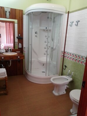 Douche, séchoir à cheveux, serviettes fournies, savon