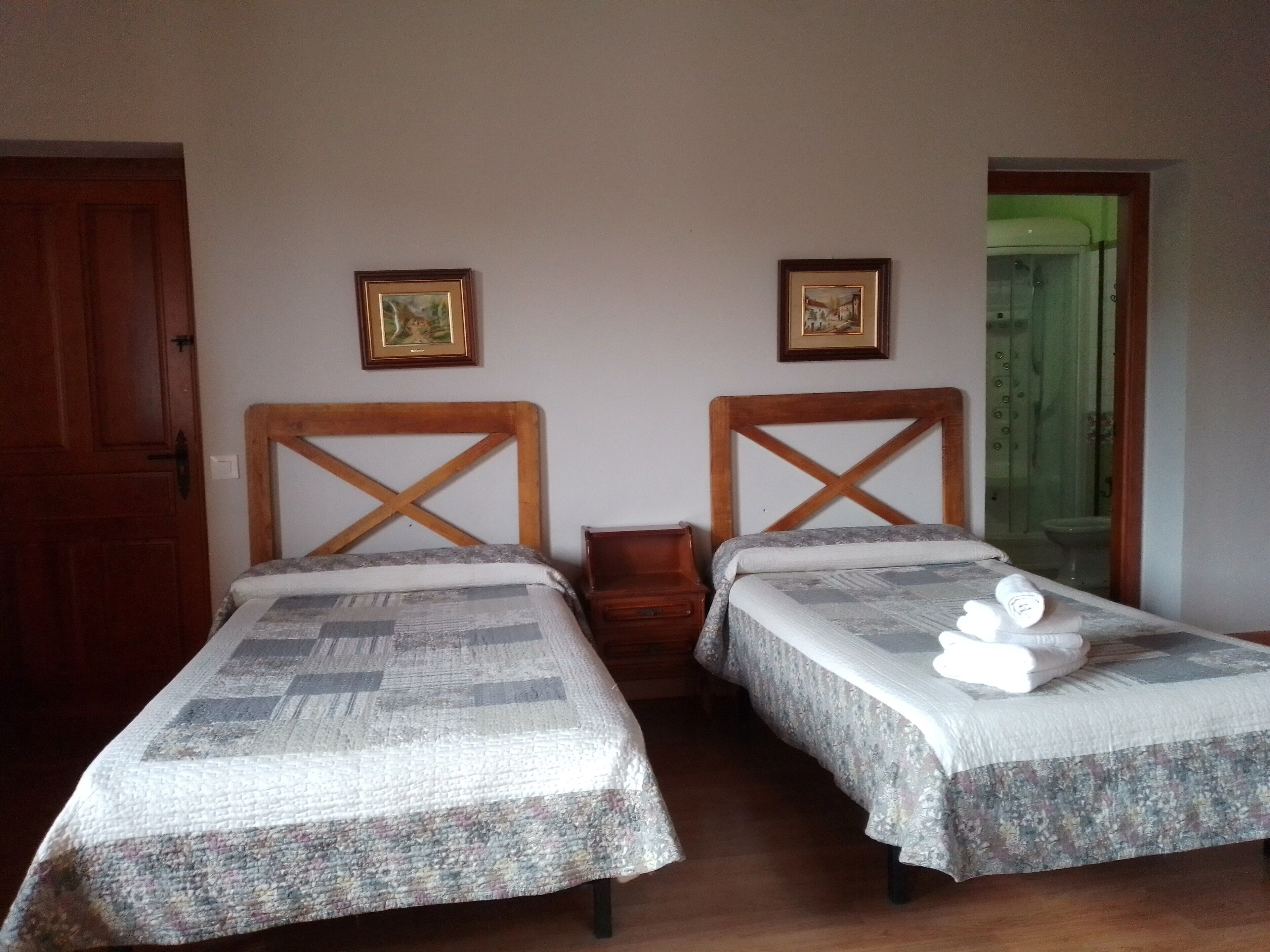 10 chambres, fer et planche à repasser, Wi-Fi, draps fournis