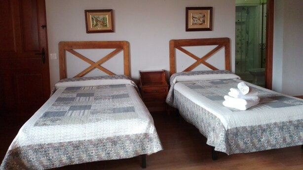 10 bedrooms, desk, iron/ironing board, free WiFi - Rural House for Large Groups in Sierra de Gata, Cáceres, Extremadura (Cadalso)