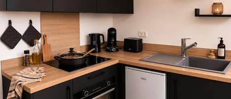 Coffee/tea maker, fridge, oven