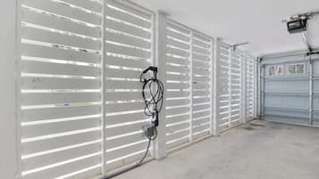 House, Multiple Beds (Sunshine Derby-1 Block to Beach-Garag) | Interior