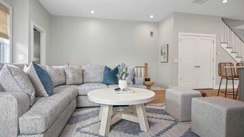 House, Multiple Beds (Sincerely Shem- 7 min to Beach and D) | Living area