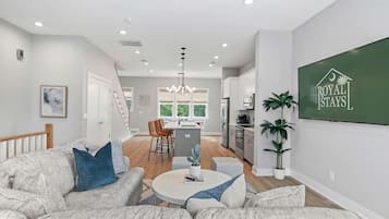 House, Multiple Beds (Sincerely Shem- 7 min to Beach and D) | Living area
