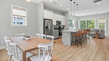 House, Multiple Beds (Sincerely Shem- 7 min to Beach and D) | Dining