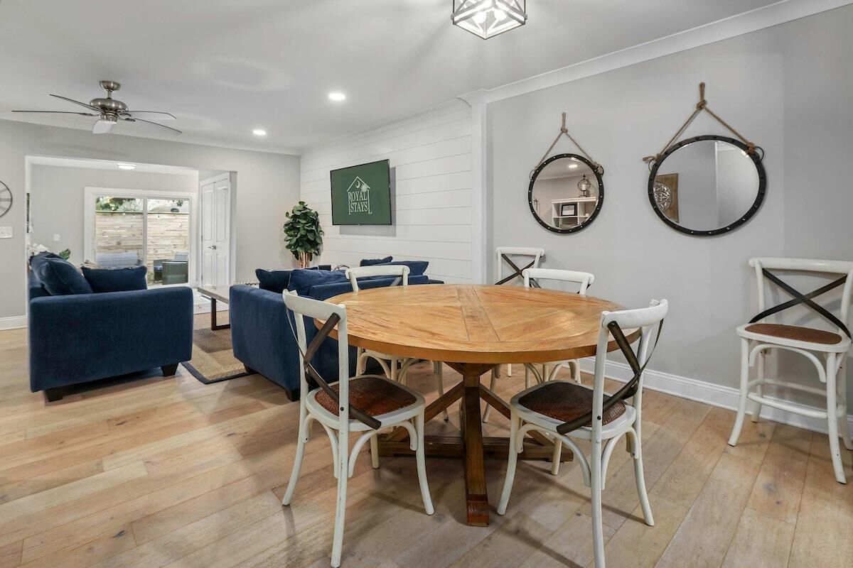 House, Multiple Beds (Coastal Casa-Old Village-5 mins to Be) | Dining