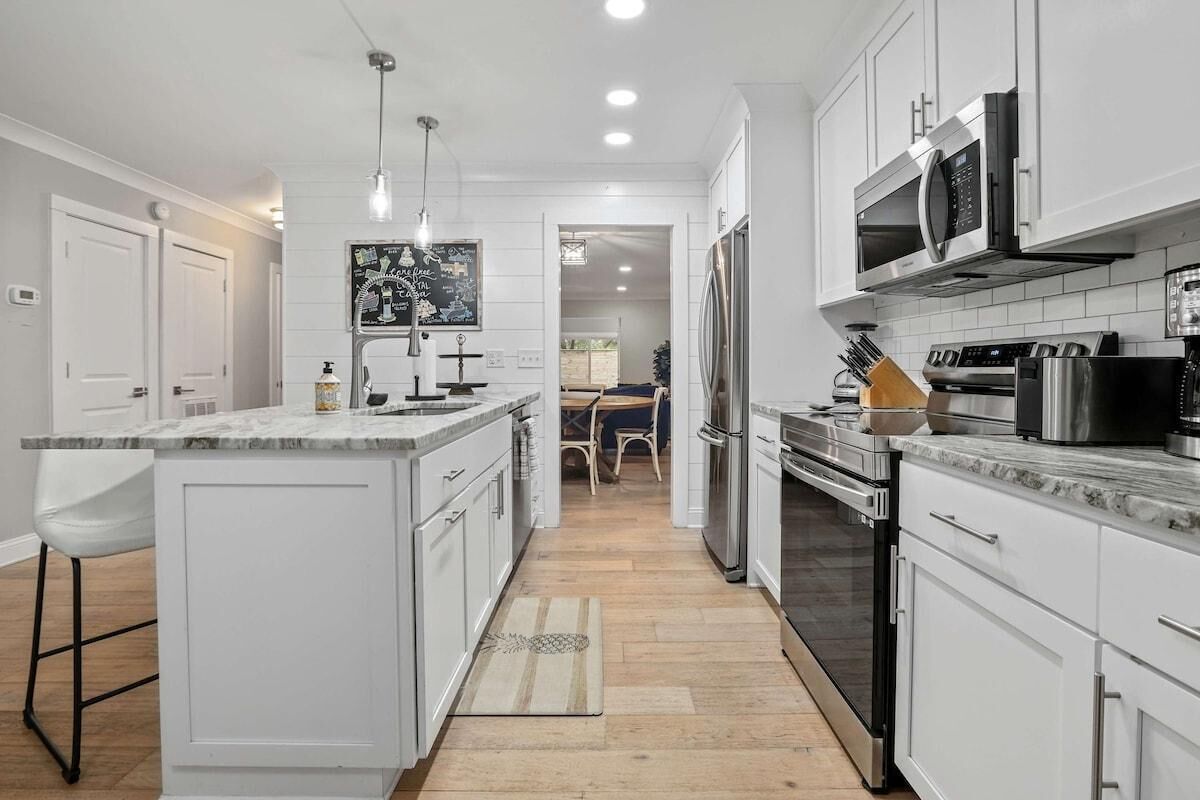 House, Multiple Beds (Coastal Casa-Old Village-5 mins to Be) | Private kitchen