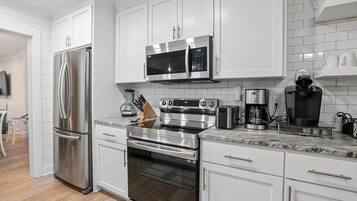 House, Multiple Beds (Coastal Casa-Old Village-5 mins to Be) | Private kitchen