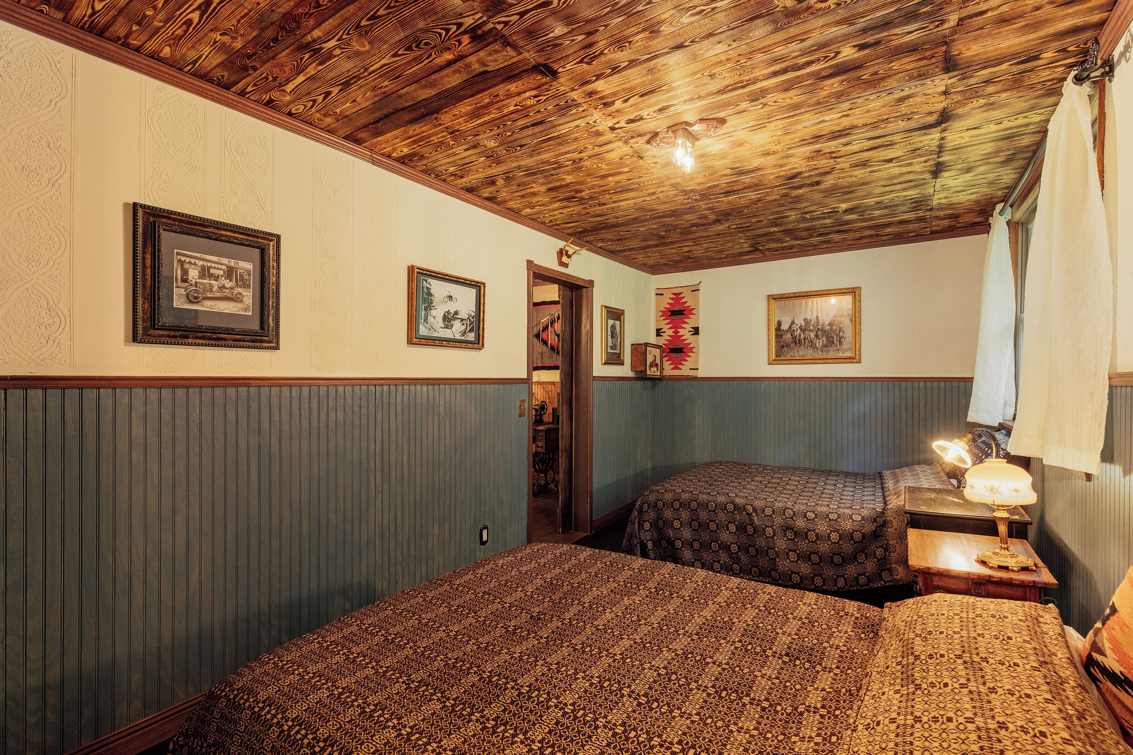 2 bedrooms, desk, WiFi (free), bed sheets