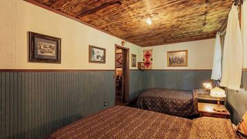 2 bedrooms, desk, WiFi (free), bed sheets