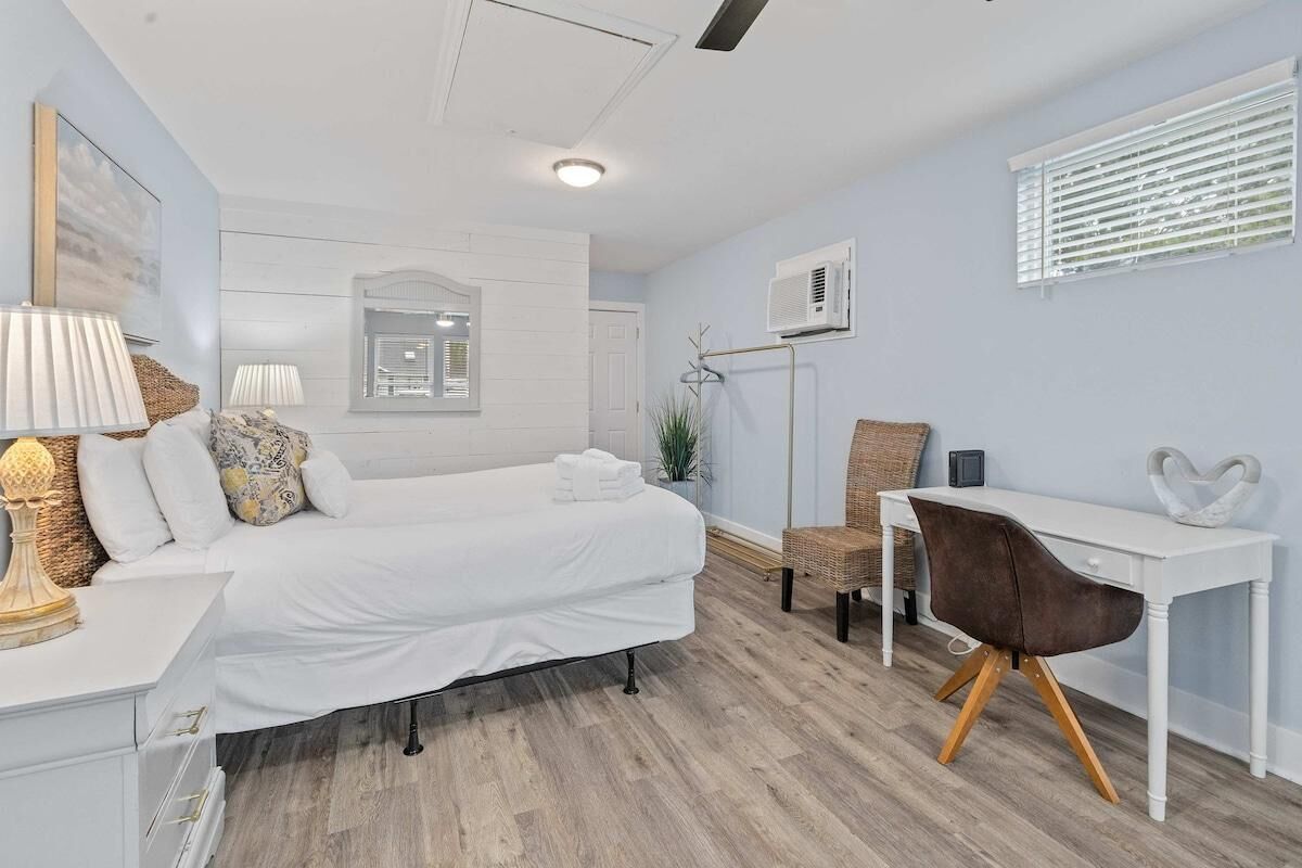 Casa, varias camas (The Costal Haven - 5 Min Beach, 15 Mi) | 4 habitaciones 