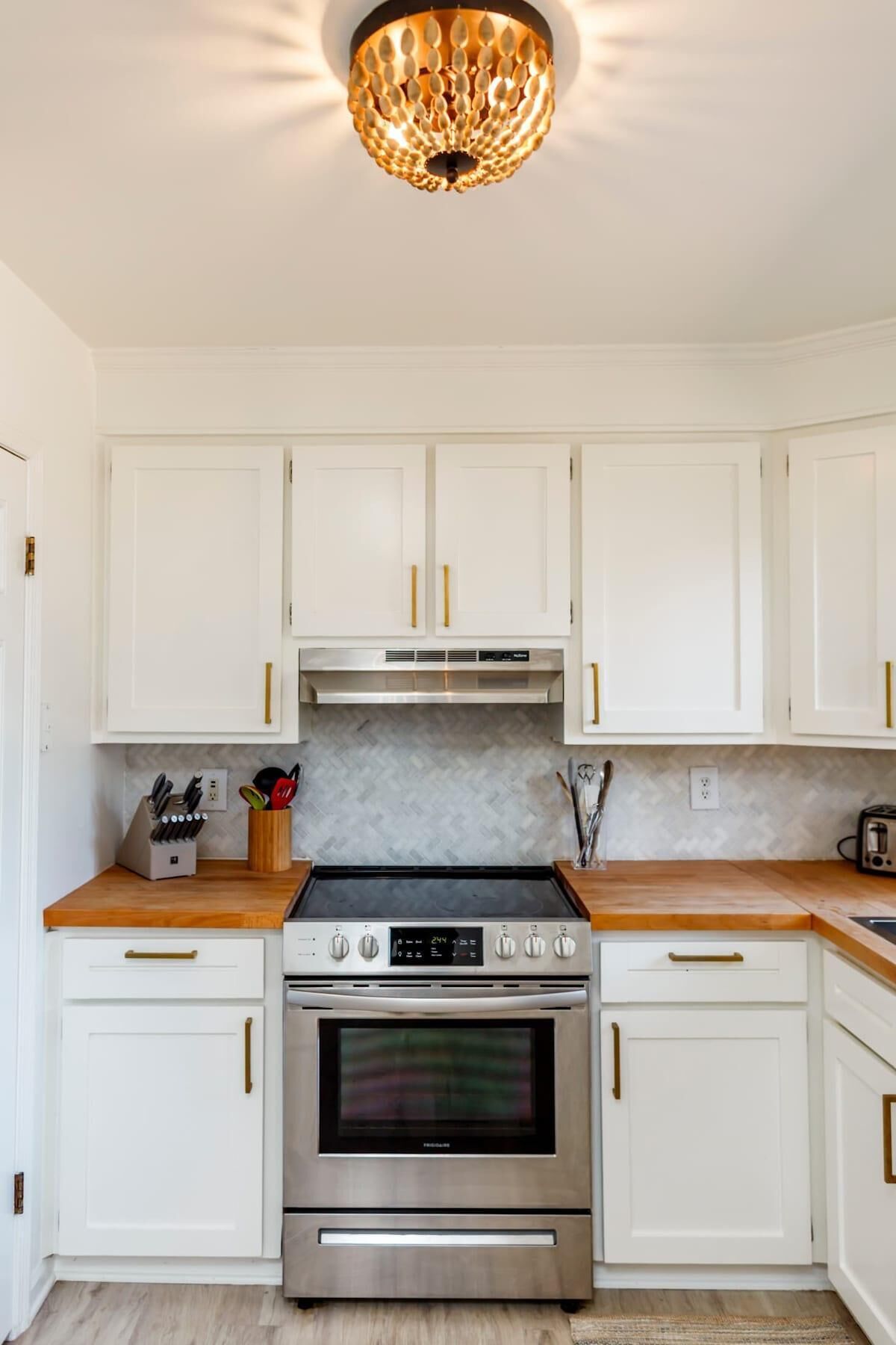 House, Multiple Beds (Southern Serenity, Fenced in Yard, Pe) | Private kitchen