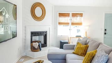 House, Multiple Beds (Southern Serenity, Fenced in Yard, Pe) | Living area