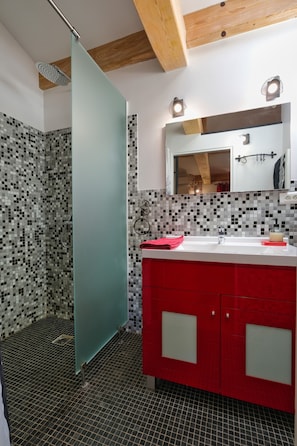 Shower, hair dryer, towels - Chambres d'hôtes le cocon – Red Room (Saint-Paul-les-Fonts)