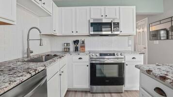 House, Multiple Beds (Chucktown Charm- 8 mins to Credit One) | Private kitchen