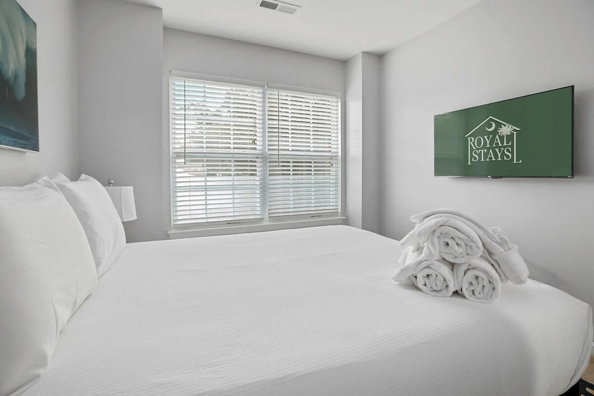 House, Multiple Beds (Chucktown Charm- 8 mins to Credit One)