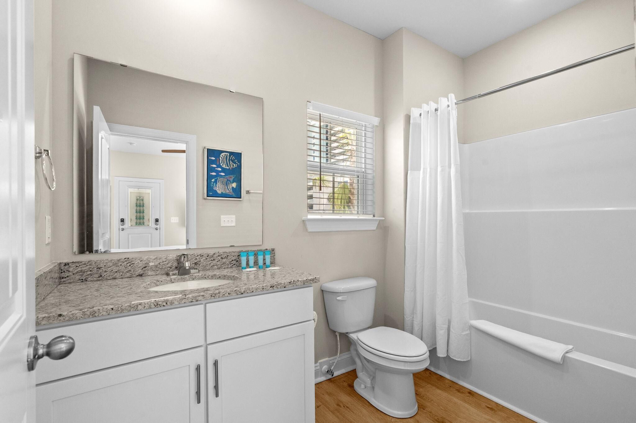 Casa, diversos llits (Topsail Jewel-Ocean Steps-Garage-Pets) | Bany