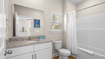 Casa, diversos llits (Topsail Jewel-Ocean Steps-Garage-Pets) | Bany