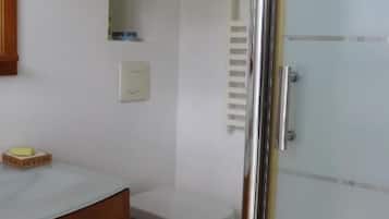 Suite familiare, non fumatori, vista cortile | Bagno
