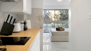 A modern kitchen with a countertop, a stove, and a toaster. - Studio Apartment 'Cosy and Central' with Wi-Fi and Air Conditioning (Nice)
