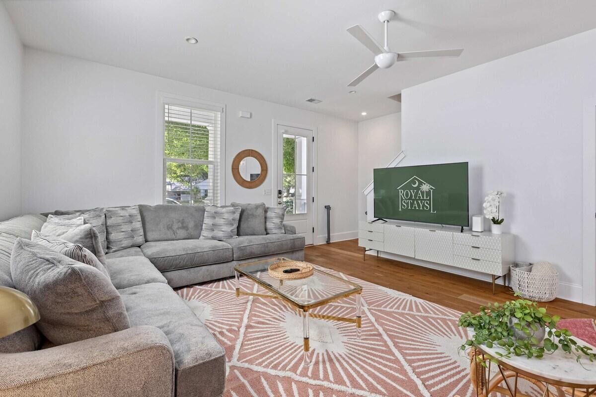 House, Multiple Beds (Sweet Retreat, Old Village, 5 mins to) | Living area