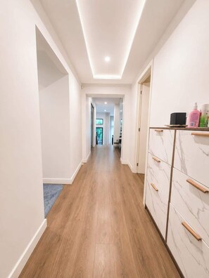 Interior - Modern 5 Bedroom Ryde Home - Sleeps 12, Fast Wi-Fi (Ryde)