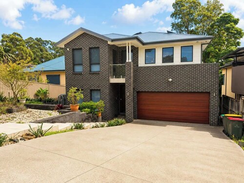 Modern 5 Bedroom Ryde Home - Sleeps 12, Fast Wi-Fi