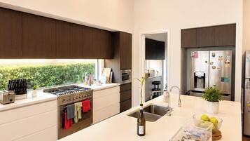 Coffee/tea maker, fridge, microwave, stovetop
