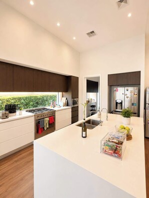 Coffee/tea maker, fridge, microwave, stovetop - Modern 5 Bedroom Ryde Home - Sleeps 12, Fast Wi-Fi (Ryde)