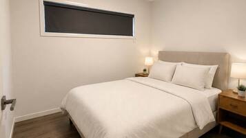Desk, iron/ironing board, WiFi, bed sheets