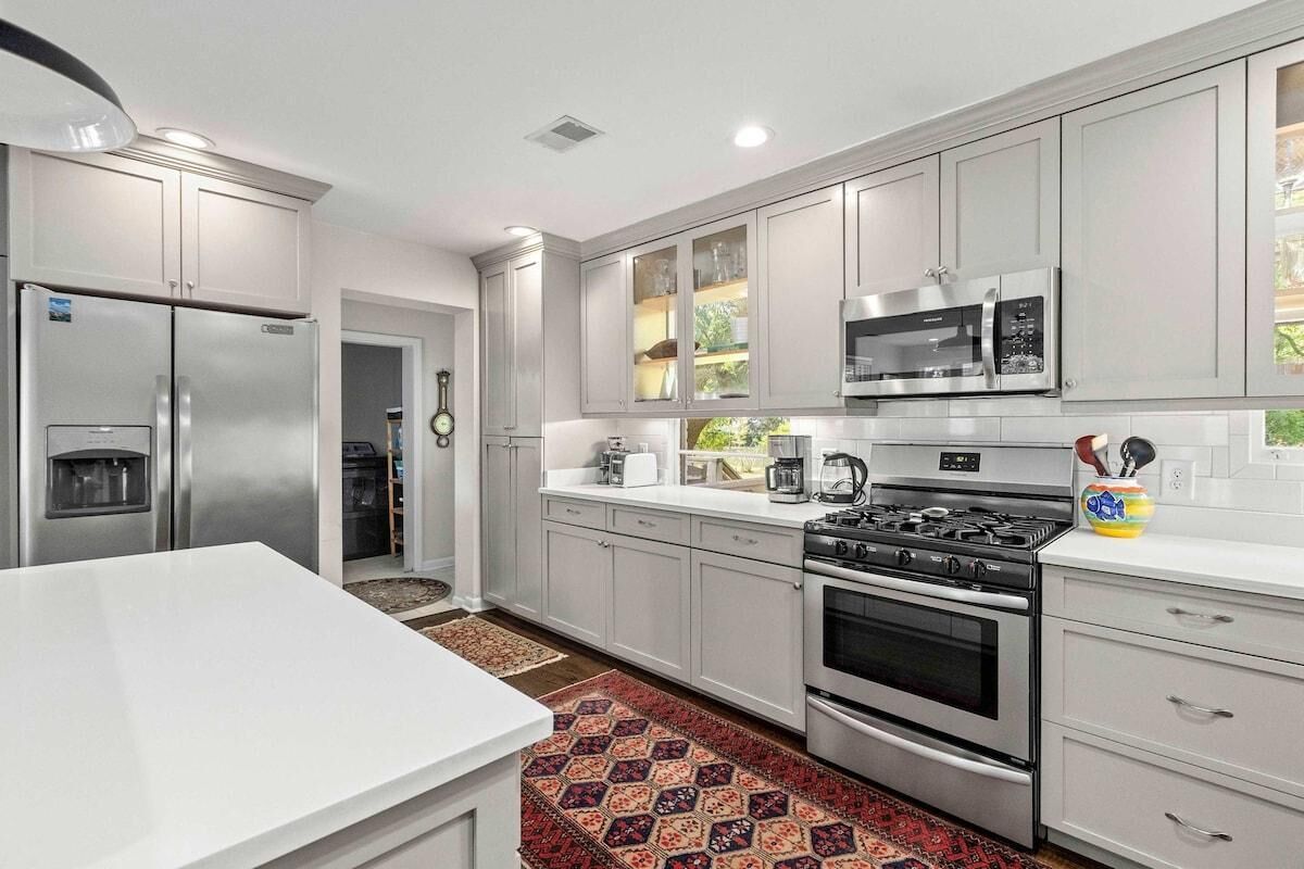 House, Multiple Beds (Remleys Row- mins to Shem Creek and d) | Private kitchen