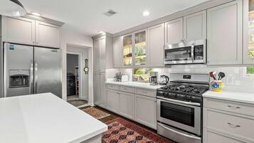 House, Multiple Beds (Remleys Row- mins to Shem Creek and d) | Private kitchen