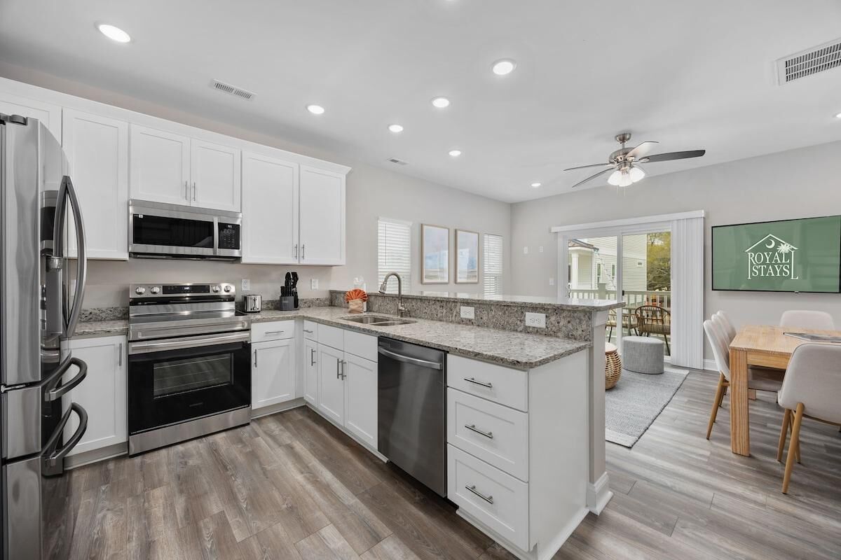 House, Multiple Beds (Ace Basin-Across Ocean-Pet Friendly) | Private kitchen