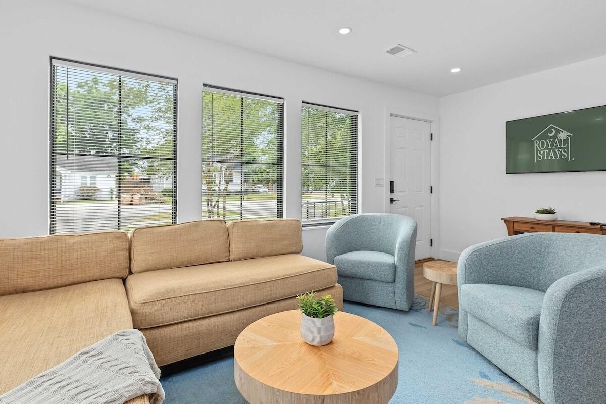Casa, várias camas (Suite Magnolia-Hot Tub-Pet Friendly, ) | Área de estar