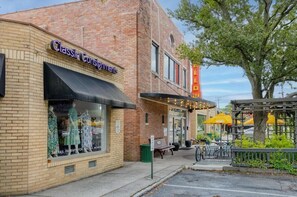 A brick building with a storefront named "Classic Consignments." - Suite Magnolia-hot Tub-pet Friendly, Mins 2 DT (Charleston)