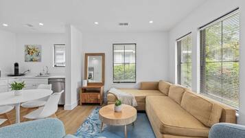 Ferienhaus, Mehrere Betten (Suite Magnolia-Hot Tub-Pet Friendly, ) | Wohnbereich