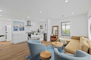 A modern living room with a sofa, chairs, and a coffee table. - Suite Magnolia-hot Tub-pet Friendly, Mins 2 DT (Charleston)