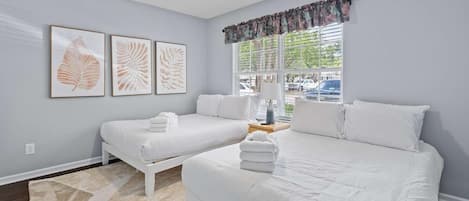 Maison, Plusieurs lits (Blue Belle - Across from Pool near Cr) | 2 chambres