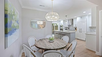 House, Multiple Beds (Southern Shadow 8 mins to dtwn 5 mins) | Dining