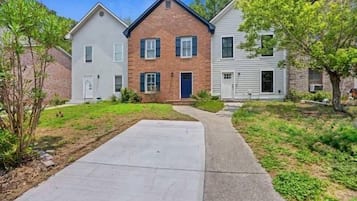 House, Multiple Beds (Southern Shadow 8 mins to dtwn 5 mins) | Exterior