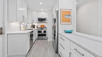 House, Multiple Beds (Palms of Hart- 2 Blocks from Beach, D) | Private kitchen