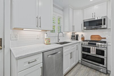 Palms of Hart- 2 Blocks From Beach, Dog Friendly