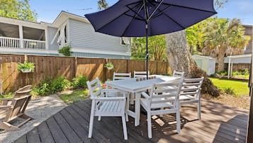 House, Multiple Beds (Palms of Hart- 2 Blocks from Beach, D) | Outdoor dining