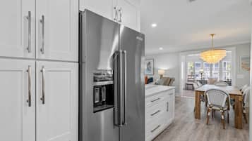 House, Multiple Beds (Palms of Hart- 2 Blocks from Beach, D) | Interior